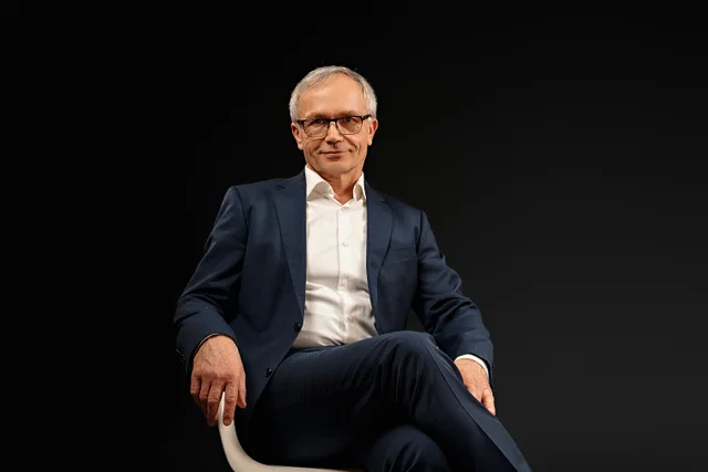 Stefan Podedworny siedzący w fotelu — prowadzący konsultację indywidualną